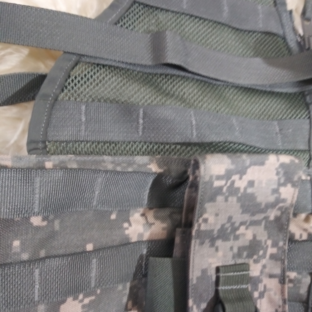 ACU Fighting Load Carrier MOLLE II Utility Vest - Picture 6 of 8